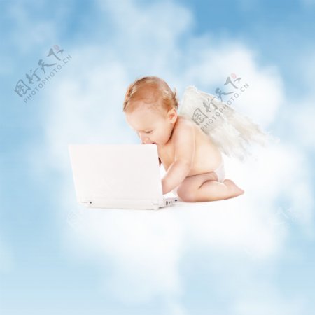 玩笔记电脑的婴儿图片