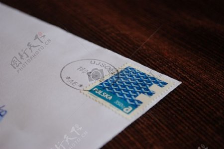 一封贴着邮票的信封