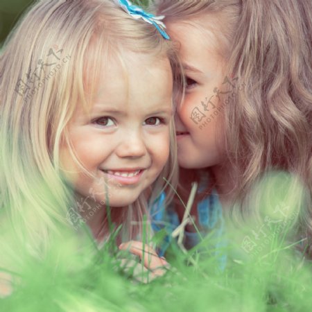 草地上的两个小女孩图片