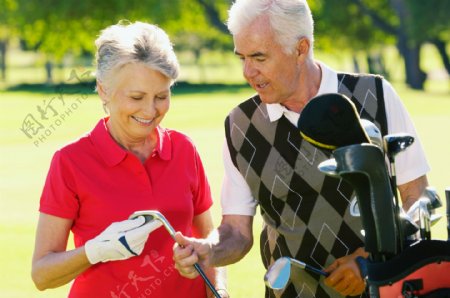 高尔夫球场上的老年夫妇高清图片