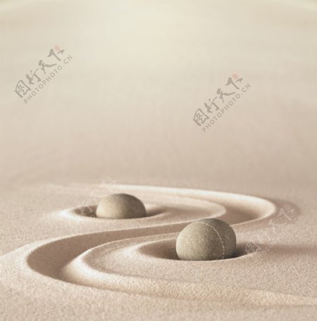 沙子上的两个石子