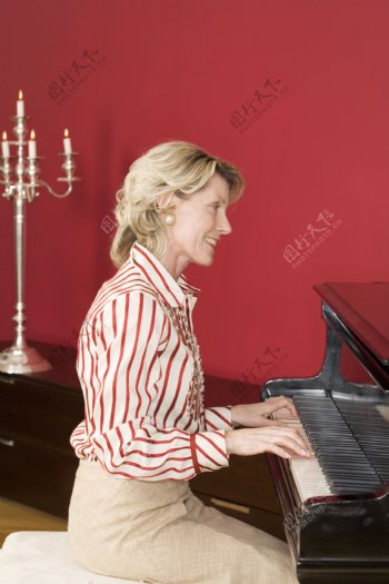 弹钢琴的女人图片
