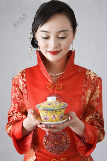 双手端茶杯的旗袍女人图片图片