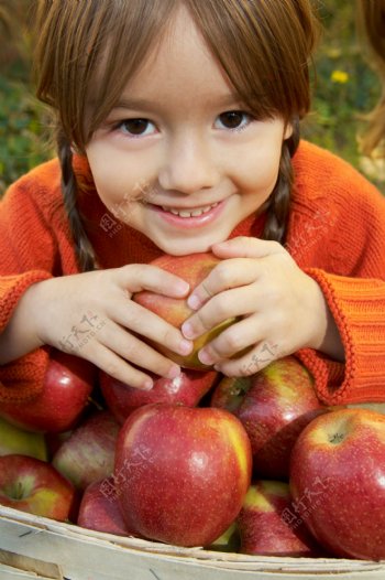 开心的国外儿童与苹果图片