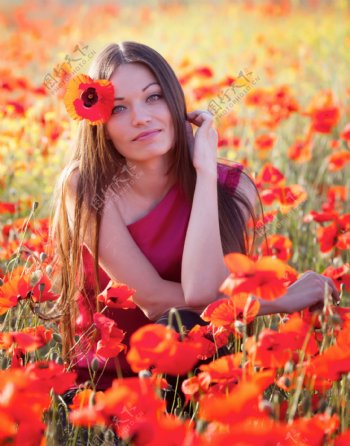 红色花丛中的女人图片
