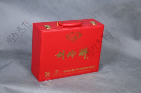 高档红色皮制酒盒图片