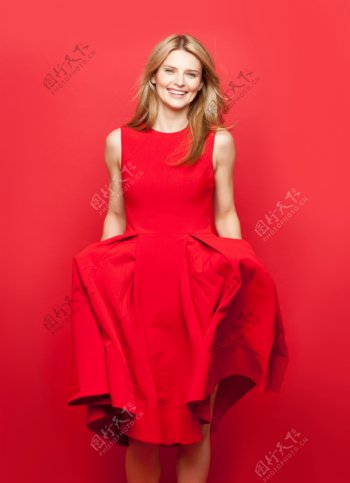 穿红色裙子的服装模特图片