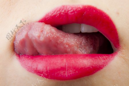 伸出舌头的红唇图片