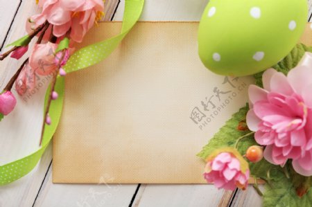 鲜花与彩蛋纸张背景图片