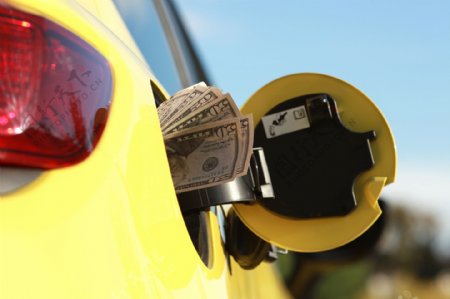 轿车油盖里的美元图片