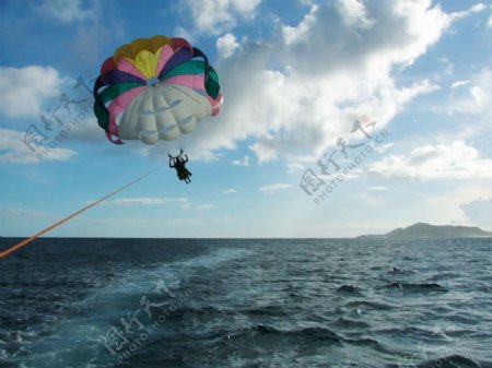 海上跳伞运动图片