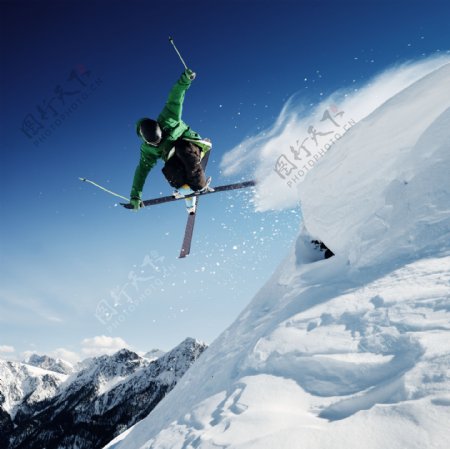 跳跃滑雪的男人图片