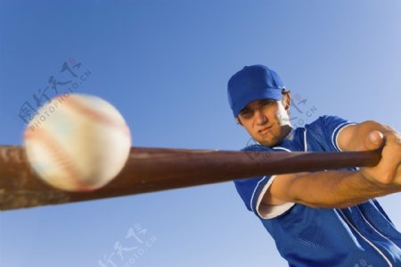 打棒球的男人图片