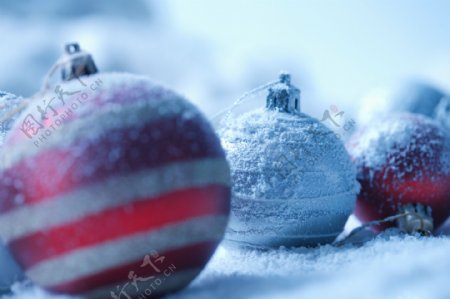 雪地上的圣诞球图片