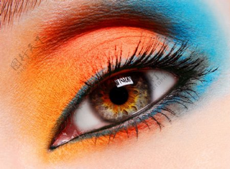 橙色和蓝色眼影的眼睛图片