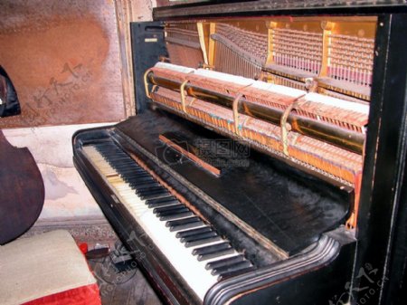 老旧的黑色钢琴