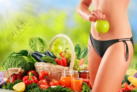 性感女人和营养的水果蔬菜图片