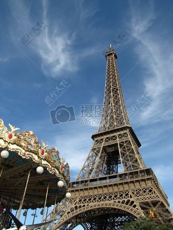天空下的巴黎铁塔