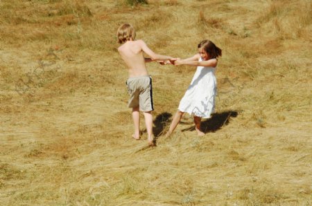 草地上玩耍的儿童图片