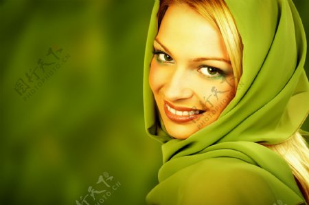 绿色纱巾美女图片