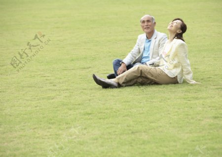 坐在草坪上的夫妇图片图片