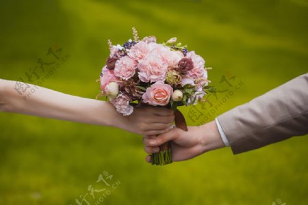情侣的手与鲜花图片