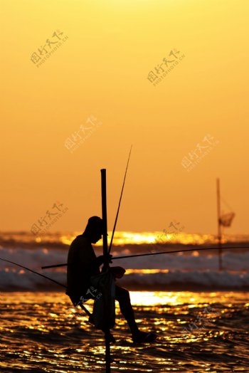 坐在海面上钓鱼的人图片