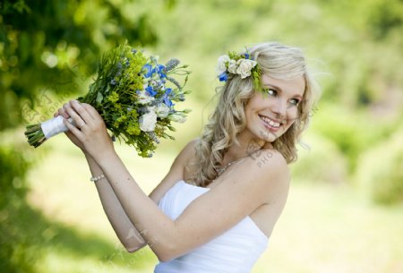 捧着鲜花的新娘美女图片