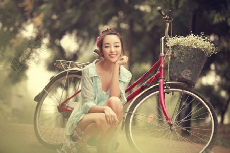 自行车与性感美女图片