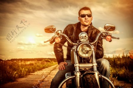 骑摩托车帅哥图片