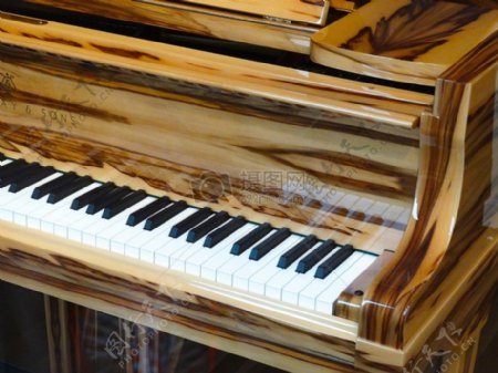 一架金色的钢琴