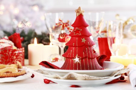 盘子里的圣诞树与蜡烛图片