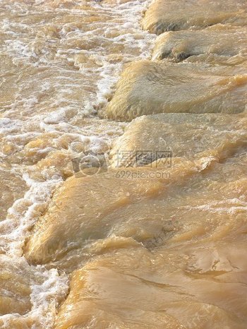 泥泞的黄色河水