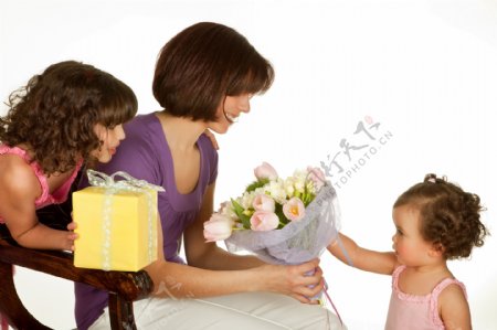 外国宝宝给妈妈送花图片