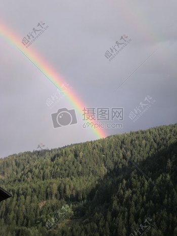 大山背后的彩虹