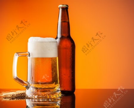 酒瓶与啤酒杯图片