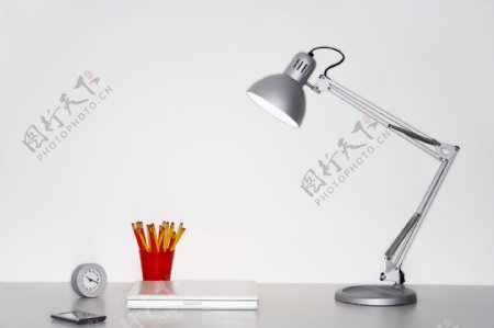 办公桌上的台灯与笔筒图片