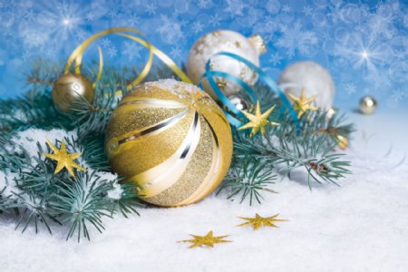 雪地内的彩球与圣诞树图片