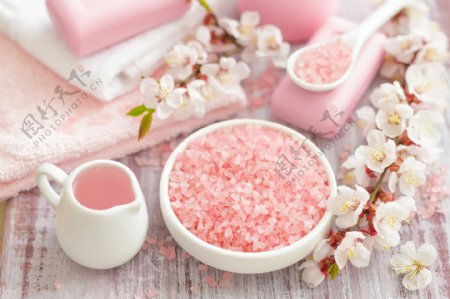 粉色浴盐与桃花图片