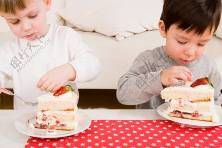 吃蛋糕的可爱儿童图片