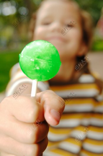 手拿棒棒糖的儿童图片