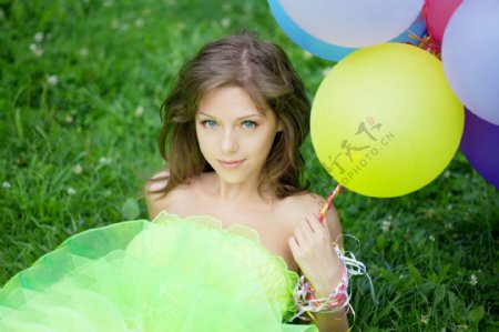 草地上的气球和美女图片