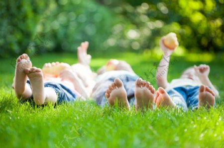 躺在草地上的儿童图片