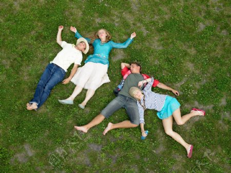 躺草地上的男女图片