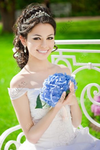 捧着蓝色花束的新娘图片
