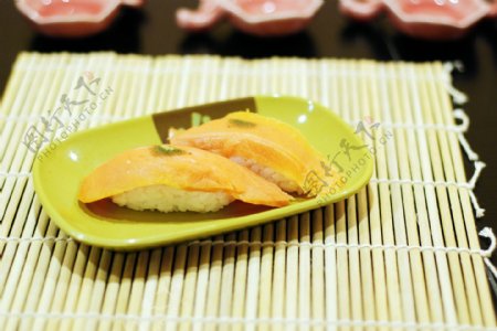 烟三文鱼寿司图片