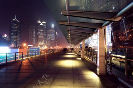 城市站台夜景图片