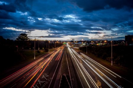 公路夜景图片