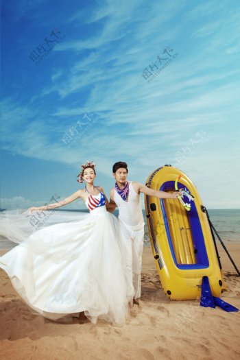 沙滩上的新人情侣图片