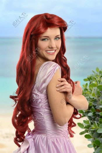 红色长发的美女图片